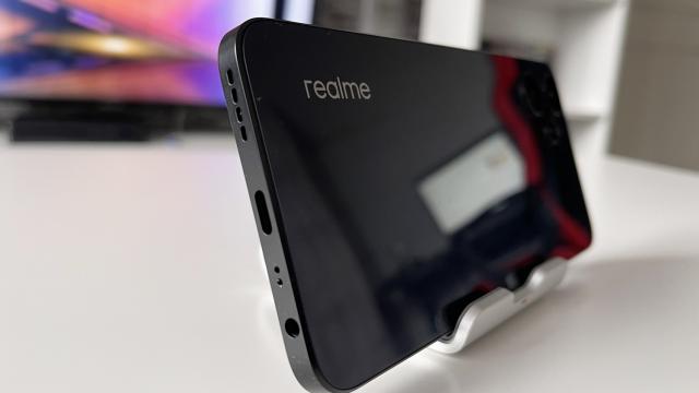 <b>realme 9i 5G: Baterie cu două fețe diferite ale autonomiei</b>realme a livrat bine de tot pe baterii, fie că vorbim despre modele GT, modele notate numeric sau chiar şi realme C-uri. Fie e optimizarea, fie au o sursă de baterii bune, dar cred că realme UI e bine optimizat. realme 9i 5G are baterie de 5000 mAh