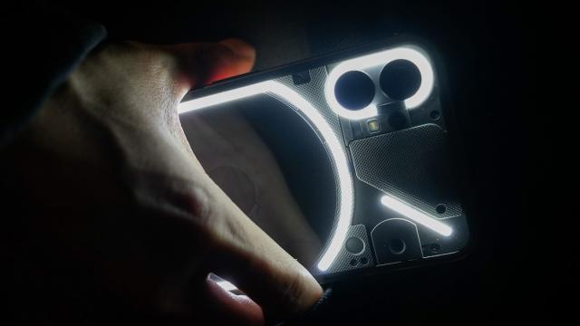 <b>Nothing Phone (2) vine până la finalul acestui an și va aduce un design premium, conform CEO-ului Carl Pei</b>Nothing Phone (1) este unul dintre cele mai populare smartphone-uri midrange din 2022. Chiar dacă vorbim despre un terminal aflat la prima generație, lansat de către o companie nouă, condusă de Carl Pei, a reușit să ofere o experiență echilibrată