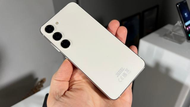 <b>Samsung Galaxy S23 Hands-on: Flagship cu noutăți selfie, filmare 8k@30fps și fără Exynos de această dată </b>Samsung a anunțat cu doar câteva momente în urmă lansarea seriei de telefoane Galaxy S23, o tripletă compusă din modelele Galaxy S23, Galaxy S23+ și Galaxy S23 Ultra, toate flagship-uri care împart același procesor Snapdragon 8 Gen2