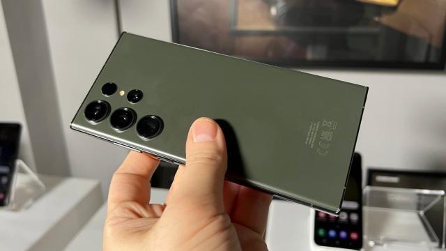 <b>Samsung Galaxy S23 Ultra Hands-on și impresii: mai pătrăţos, cu selfie-uri mai bune, procesor exclusiv Snapdragon</b>A venit şi ziua cea mare şi Samsung tocmai a prezentat noua sa serie de telefoane flagship, Galaxy S23. Modelul de căpătâi este Samsung Galaxy S23 Ultra, cel mai bine dotat dintre terminale, între camera de 200 MP, stylusul şi procesorul 