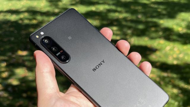 <b>Sony Xperia 5 IV: Camera care o să te facă să spui "Păcat... mare păcat!"</b>Sony Xperia 5 IV face în sfârşit un upgrade de cameră selfie, trecând de la eternă camera de 8 MP, prezenta şi pe Xperia 5 III la una de 12 megapixeli. Ca de obicei nu e decupată în vreun orificiu în ecran, ci deasupra să. E un senzor Sony IMX663