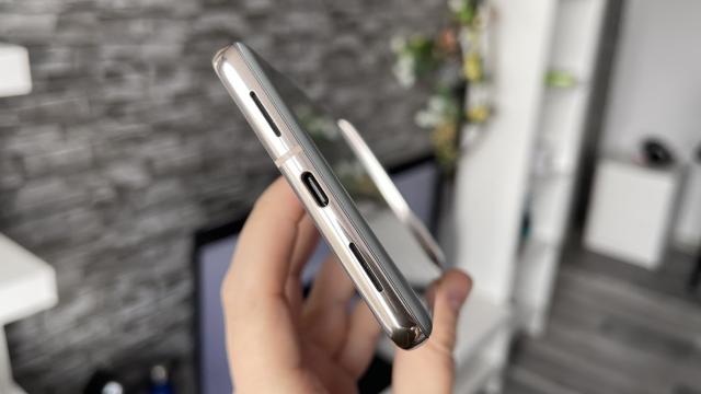 <b>Google Pixel 7 Pro: Bateria nu aduce veşti îmbucurătoare</b>Google Pixel 7 Pro are o baterie similară cu a predecesorului, mă rog extrem de apropiată (5000 mAh versus 5003 mAh). Nu avem încărcător la pachet, dar avem suport pentru încărcare la 23W pe fir, PowerDelivery 3.0, cu promisiunea de a ajunge la 50%