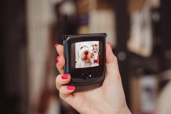 Motorola RAZR 5G se bucură de cea mai avansată cameră selfie de pe piață grație afișajului Quick View