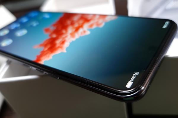 ZTE Axon 20 5G Unboxing: primul telefon cu camera selfie sub ecran a ajuns la noi, nu ne sperie diagonala de tabletă!