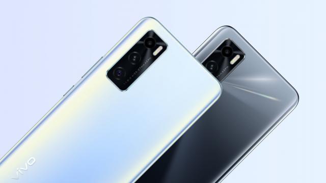 <b>Preț și disponibilitate Vivo Y70 în România</b>Odată cu intrarea oficială a brandului Vivo pe piața din România începem să vedem și telefoanele acestei companii listate de către retailerii de pe plan local, printre acestea numărându-se și Vivo Y70. Acesta este un telefon 
