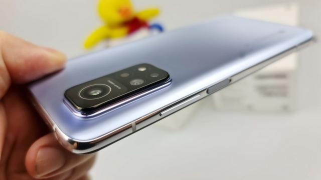 <b>Xiaomi Mi 10T review detaliat în limba română (Evaluare Mobilissimo)</b>Xiaomi Mi 10T 5G întregeşte tripleta telefoanelor Mi 10T testate de noi la final de 2020 şi început de 2021. Am făcut deja recenzia lui Mi 10T Pro, un flagship killer în bună măsură, dar cu unele compromisuri şi am aruncat o privire şi asupra lui Mi 10T..