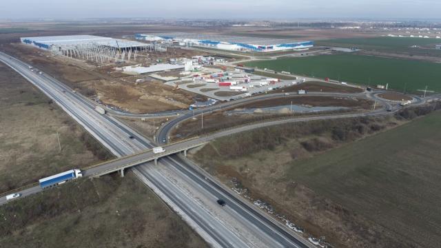 <b>eMAG înfiinţează un nou parc industrial la Joița; Iată ce aduce această investiţie</b>După un an 2020 cu comenzi mult crescute de Black Friday şi nu numai, e momentul pentru extindere pentru eMAG. Retailerul a anunţat înfiinţarea unui parc industrial la Joița. Acest parc industrial aşteaptă 1000 