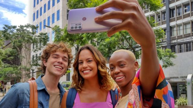 <b>Preț și disponibilitate Motorola Moto G30 în România</b>Pe final de lună februarie avem din partea Motorola un nou smartphone disponibil local și anume modelul Moto G30 care era anunțat cu doar o săptămână în urmă la nivel global. Este un terminal de buget interesant 