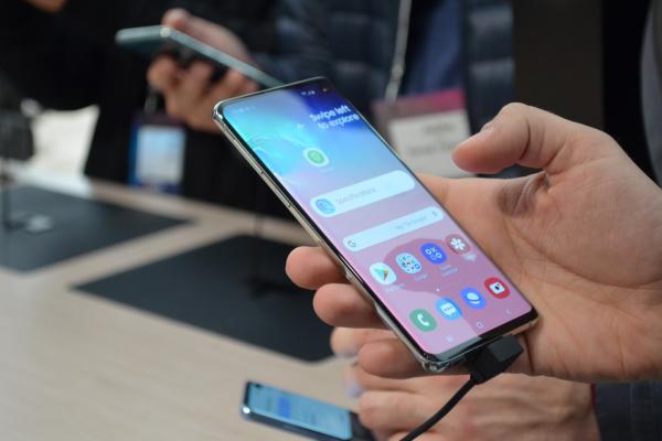 Telefonul de legendă, Samsung Galaxy S10, din nou pe rafturi - acum în stoc la un retailer local
