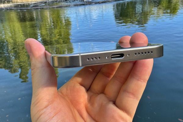 Apple iPhone 16 Pro Max: Acustică stereo, cu volum generos, uşoară stridentă