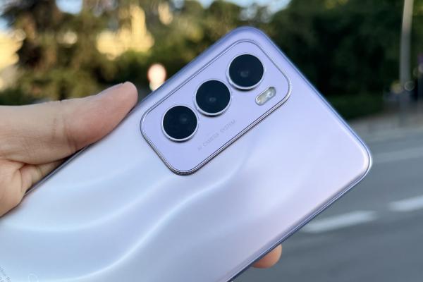 Ce ne rezervă OPPO Reno13 Pro? Display curbat pe 4 laturi cu rezoluție 1.5K, zoom optic 3X, baterie de 5900 mAh