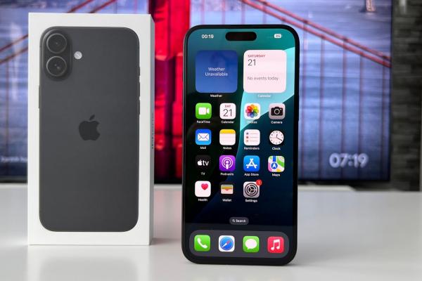 Apple iPhone 16 Plus: Design ranforsat, minimalist, viu colorat