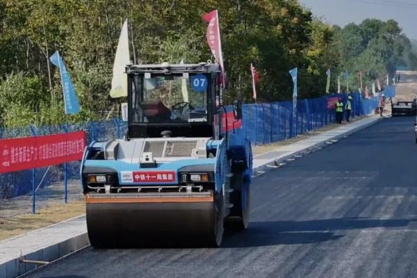Se întâmplă în China! 157,79 de kilometri de autostradă asfaltați complet de roboți și drone prin intermediul AI (Video)