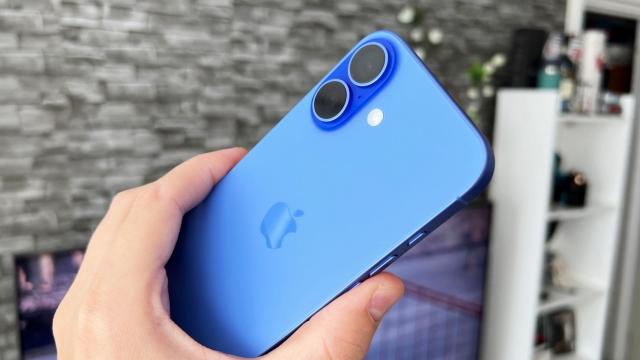 <b>Apple iPhone 16: Cameră bună de luat la meci şi nu numai, dar doar ziua</b>În ceea ce privește camera, nu se schimbă mare lucru față de hardware-ul predecesorului. Pe iPhone 16 avem o cameră principală care captează cu 2.6 ori mai multă lumină. În față găsim o cameră selfie de 12 megapixeli, cu PDAF, HDR, Dolby Vision