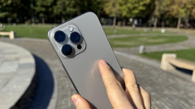 <b>Apple iPhone 16 Pro Max: Camera parcă şlefuită fix pentru mine, dar cu neajunsuri nocturne</b>Apple iPhone 16 Pro Max se laudă cu vreo 3 noutăţi în mare, la cameră: filmarea 4K la 120 FPS, noul senzor pentru camera ultrawide, de 48 MP şi butonul capacitiv Cameră. În rest a păstrat pachetul de optică al predecesorului