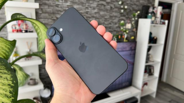 <b>Apple iPhone 16 Plus: Hardware cu upgrade-uri axate pe performanţă</b>Apple iPhone 16 Plus pare gândit pentru Apple Intelligence, de aceea upgrade-urile sale sunt mai degrabă de CPU şi RAM, decât de cameră sau ecran. Primeşte 2 GB RAM în plus şi baterie mai mare şi avem extra detalii mai jos