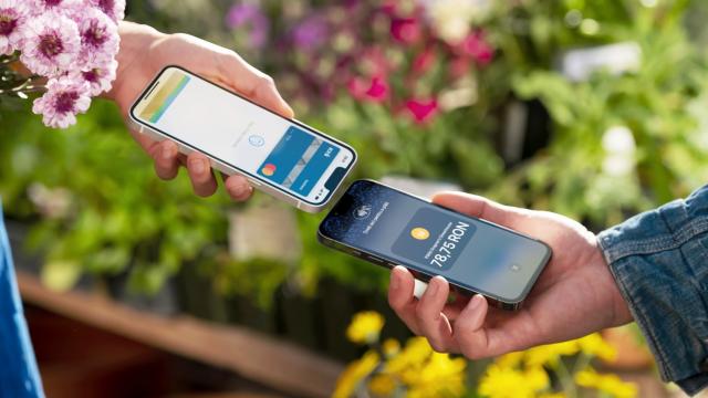 <b>iPhone-ul tău poate fi folosit drept POS; Apple lansează Tap to Pay în România!</b>Apple tocmai a anunțat extinderea serviciului Tap to Pay în 5 noi țări din Europa, printre care se află acum și România. Printr-un comunicat de presă am aflat și faptul că BCR e prima bancă ce oferă începând de azi acest serviciu prin Global Payments