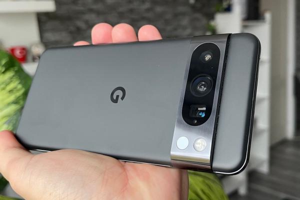 Pixel 8 Pro poate acum să determine temperatura corporală; Google aduce căutarea AI pe terminalele sale odată cu cel mai nou update
