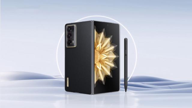 <b>Pliabilul Honor Magic V2 se lansează în Europa pe 26 ianuarie 2024; Ce ştim despre el?</b>Încă un telefon pliabil e gata să se alăture multiplelor modele de pe piaţa europeană, începând de mâine, 26 ianuarie. E vorba despre Honor Magic V2, care primeşte un eveniment european dedicat. Ce ştim despre terminal aflaţi 

