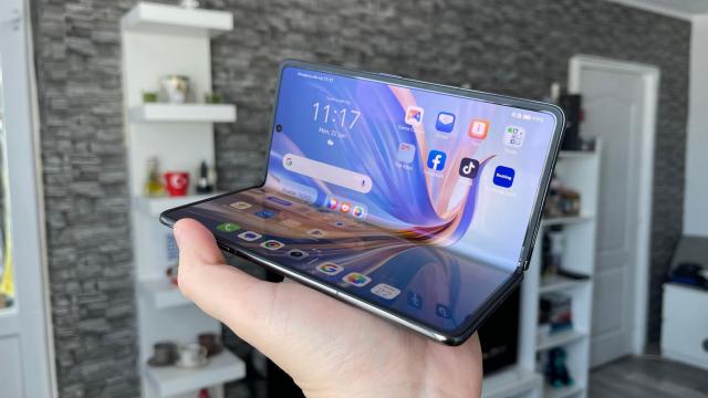 <b>Honor Magic V2: Display-uri de calitate, ambele LTPO OLED, luminoase și cu suport pentru stylus</b>Deși grosimea și greutatea sa par a descrie un smartphone clasic tip candy-bar, Honor Magic V2 este de fapt un pliabil în toată regula și te întrebi cum de a avut loc atât de multă tehnologie la interiorul corpului său de doar 4.7 mm 