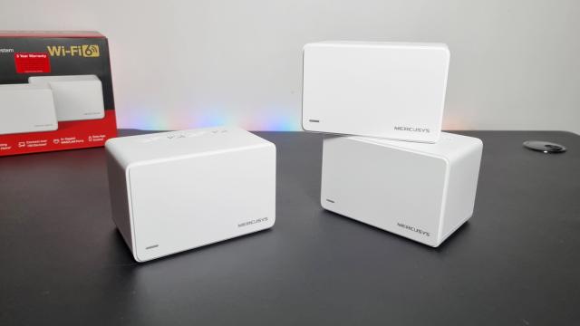 <b>Am testat Mercusys Halo H80X: Sistem Mesh Wi-Fi 6 ce oferă viteze uriașe de până la 3000 Mbps și acoperire generoasă (până la 650 m²)</b>Pe data de 25 iulie cei de la Mercusys au anunțat lansarea primului lor sistem Mesh Wi-Fi 6 din portofoliu și anume Halo H80X. Nu au trecut câteva zile de la acel anunț și la ușă a venit un curier cu produsul proaspăt anunțat în vederea testării