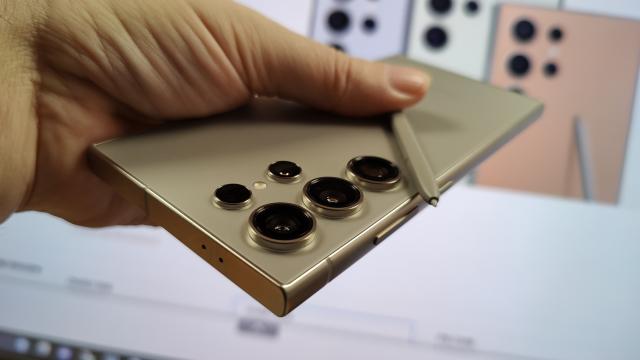 <b>Samsung Galaxy S24 Ultra nu prinde top 15 DxOMark la testul de cameră; Ce i-a nemulţumit pe francezi?</b>Samsung Galaxy S24 Ultra o fi fost îndoit, zgâriat, disecat, dar cel mai dur test care i s-a făcut în ultima vreme pare a fi... cel de cameră. Francezii de la DxOMark l-au plasat pe locul 18 în topul global de telefoane şi par a fi fost nemulţumiţi 