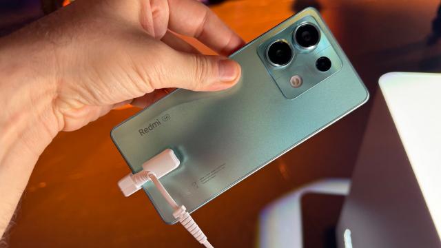 <b>Redmi Note 13 5G Hands On: 5G şi cameră de 108 MP la sumă tentantă (Video)</b>Xiaomi a adus în România seria Redmi Note 13 pe 23 ianuarie 2024. Cele mai accesibile modele din lineup sunt Note 13 4G şi Note 13 5G , iar acesta din urmă a primit un hands on mai jos, cu impresii. Avem de-a face cu un pachet clasic 
