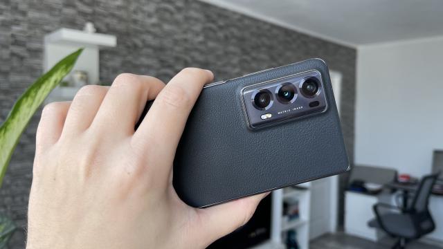 <b>Honor Magic V2: Un setup foto cu multe de oferit, cameră potrivită pentru fotografiile din vacanță</b>Honor Magic V2 aduce un setup foto cu adevărat interesant pentru un pliabil de talia sa, fiind vorba despre o cameră triplă în spate ce include un senzor wide de 50 mpx, cu PDAF, telemetru laser 8x8 dToF, OIS + ultra-wide de 50 mpx