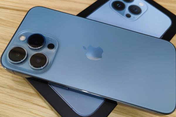 Apple iPhone 13 Pro: Design masiv, dar familiar, dar tot masiv...