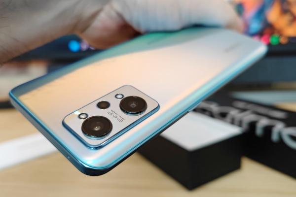 realme GT Neo2 unboxing: telefon de gaming sub acoperire, cu răcire cu diamante şi cel mai responsiv ecran (Video)