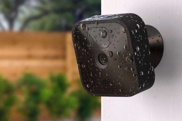 E LUNI e AMAZON: Azi vă recomandăm camera de supraveghere compactă Blink Outdoor, acum cu discount