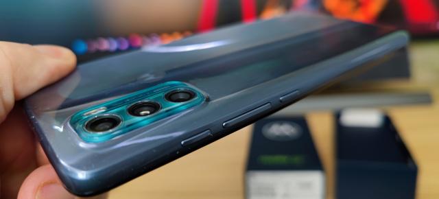 Motorola Moto G60 Unboxing: baterie uriaşă, cameră de 108 MP, ecran de 120 Hz acum şi la 1000 lei... sau sub