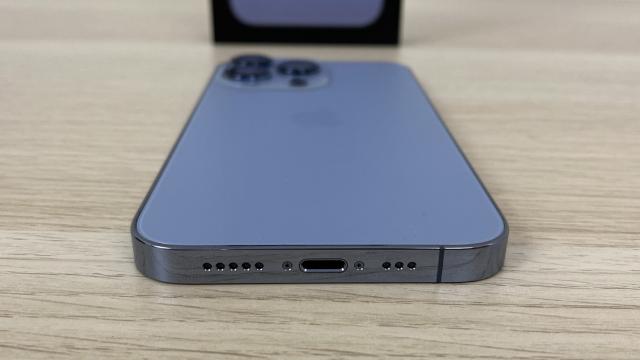 <b>Apple iPhone 13 Pro: Acustică stereo, cu suficient bas şi voci plăcute, dar fără acel "punch"</b>Îmi amintesc şi acum ce difuzoare aveam pe iPhone 7, care făceau de râs şi flagshipuri de istorie recentă. A urmat iPhone 11 Pro, care şi el stă bine, dar parcă nu doboară recorduri. Acum vine iPhone 13 Pro, ca de obicei cu difuzoare stereo şi fără jack