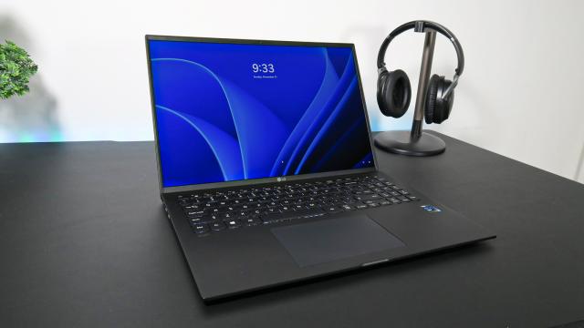 <b>Prezentare LG Gram 16Z90P - Cel mai ușor notebook de 16 inch de pe piață vine cu CPU Intel Core i7-1165G7 și autonomie de invidiat</b>În ultimul an am testat o mulțime de laptopuri foarte puternice, accentul fiind pus în special pe cele de gaming. Cu toate acestea, în urmă cu câteva zile aflam o veste excelentă, cea conform căreia LG va aduce laptopurle din gama Gram în România