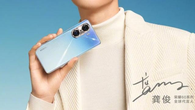 <b>Honor 60 îşi dezvăluie designul şi va debuta pe 1 decembrie 2021 (Teaser Foto)</b>În vreme ce aşteptăm debutul ramurii locale Honor şi vânzarea lui Honor 50 şi la noi (după debutul european), Honor 60 e tot mai aproape de debut. Atât de aproape, că tocmai a primit un teaser care îi dezvăluie spatele, dar şi o dată oficială