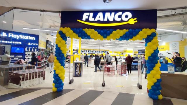 <b>Flanco deschide noi magazine în Arad și Bârlad; Retailerul ajunge la o rețea de 160 de puncte de vânzare, situate în 112 orașe ale țării</b>Printre cei mai mari retaileri de pe plan local se află și Flanco, cu o vechime în piață de 27 de ani. Aflăm astăzi că retailerul își continuă strategia de expansiune, alegând să deschidă noi magazine în centre comerciale cu trafic ridicat în Arad