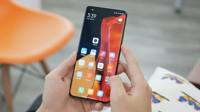 <b>Lansarea lui Xiaomi 12 este confirmată din nou; Telefonul este deja testat la nivel intern și va sosi cu interfața MIUI 13</b>Din câte știm, Xiaomi urmează să anunțe noua serie Xiaomi 12 pe 28 decembrie în acest an, cel puțin potrivit unui document intern scăpat pe web recent. Popularul zvonac Digital Chat Station confirmă acest lucru și afirmă că telefonul este deja testat