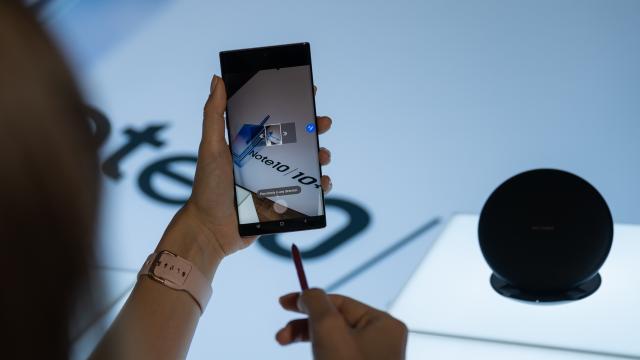 <b>Samsung dă startul testării beta lui One UI 4 pe Galaxy Note 10 și Galaxy Note 10+</b>Luna decembrie vine cu vești bune și pentru posesorii de telefoane Galaxy Note 10/Note 10+, asta pentru că Samsung tocmai ce a dat startul programului de testare One UI 4.0 Beta și pentru aceste dispozitive. Cum era de 