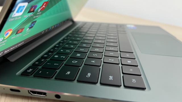 <b>HUAWEI MateBook 14s Review: laptop pentru productivitate colaborativă, cu difuzoare şi ecran de luat în seamă</b>În noiembrie am avut ocazia să testez un laptop special, atât prin nuanţă, cât şi prin funcţionalitate, HUAWEI MateBook 14s. E un ultrabook pentru business, un dispozitiv compact, dar şi puternic, care abordează o culoare atipică 