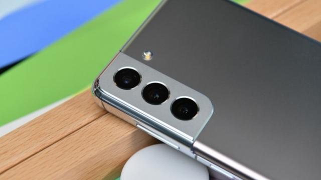 <b>Pagina de suport pentru Galaxy S21 FE este online; Husele oficiale Samsung sunt listate alături de randări</b>După o mulțime de amânări, pare-că Galaxy S21 FE va debuta în sfârșit luna viitoare, în cadrul târgului tehnologic CES 2022, potrivit scăpărilor. Înainte de a fi prezentat însă, el marchează o nouă listare pe pagina de suport Samsung din Emirate