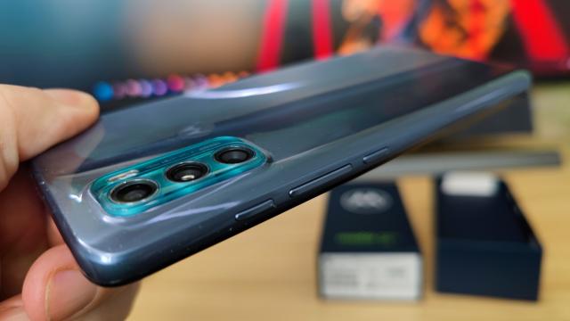 <b>Motorola Moto G60 Unboxing: baterie uriaşă, cameră de 108 MP, ecran de 120 Hz acum şi la 1000 lei... sau sub</b>Acum 2-3 ani era un vis să ai un telefon cu baterie de 6000 mAh şi cameră de 108 MP, plus ecran de 120 Hz, iar acum am ajuns să regăsim unul în zona de buget. Vorbesc evident despre Motorola Moto G60, unul dintre cele mai solicitate