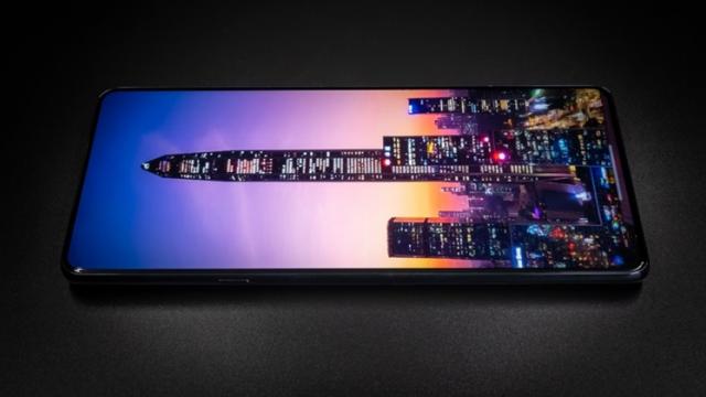 <b>Moto Edge X30 va sosi și într-o versiune specială, cu cameră selfie de 60 MP ascunsă sub display</b>După debutul noului cipset Snapdragon 8 Gen 1, așteptăm lansarea primului telefon cu acest CPU la interior. Motorola pare să marcheze această premieră în acest an, urmând să anunțe modelul Edge X30 pe 9 decembrie. Ei bine, pare-că vom avea și o versiune