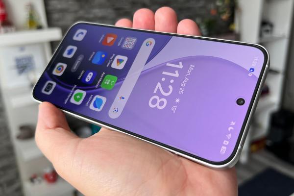 OPPO Reno14 5G: Display cum vrea toată lumea, mare, cu muchii înguste și plat, 120Hz