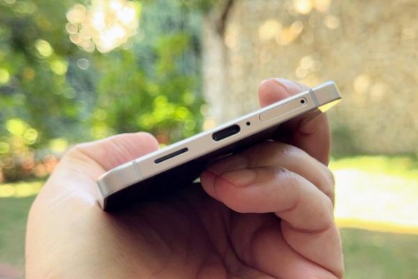 Samsung Galaxy S25 Edge: Acustică stereo, cu înalte mai pronunţate