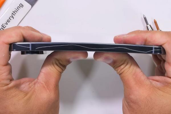Google Pixel 10 Pro XL e de neclintit şi greu de zgâriat pentru JerryRigEverything la noul test de rezistenţă (Video)  