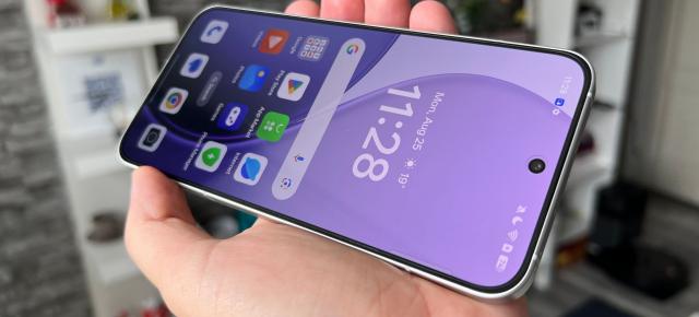 OPPO Reno14 5G: Display cum vrea toată lumea, mare, cu muchii înguste și plat, 120Hz