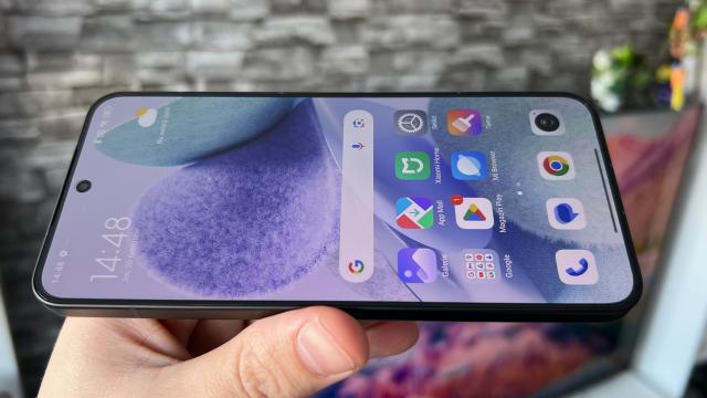 <b>Xiaomi 16 Pro va suferi o modificare majoră la capitolul ecran față de predecesor</b>Seria Xiaomi 16 nu a fost lipsită de scăpări până acum, iar cel mai nou astfel de zvon are de-a face cu varianta Pro. Se pare că terminalul va sosi cu câteva modificări importante faţă de predecesor. Zvonacul Digital Chat Station a dezvăluit 