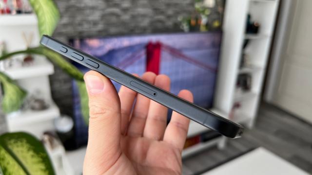 <b>Apple va renunța la suportul pentru SIM fizic și în alte țări odată cu lansarea lui iPhone 17, inclusiv în Europa</b>Vorbeam recent despre faptul că Google a renunțat la slotul SIM fizic pe unitățile Pixel 10 comercializate în SUA, dar asta nu e ceva nou, pentru că Apple practică această abordare de ceva timp pe iPhone-urile vândute în State (de la iPhone 14)