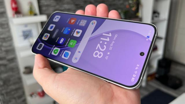<b>OPPO Reno14 5G: Display cum vrea toată lumea, mare, cu muchii înguste și plat, 120Hz</b>Ce își dorește marea majoritate în 2025 de la un smartphone atunci când se pune problema ecranului? Vă spun eu. Să fie mare, plat și eventual să aibă și muchii foarte înguste și să fie foarte luminos. OPPO Reno14 le bifează pe toate rând 