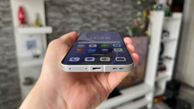 <b>OPPO Reno14 5G: Acustică stereo deja normă în zona smartphone mid-range, cu mod Ultra Volume</b>Este deja normă să ai difuzoare stereo pe smartphone-uri de 2000-3000 de lei, ba chiar și mai jos de atât ca preț, iar OPPO Reno14 nu face excepție și ne livrează un setup hibrid care poate. Nu de alta are și un mod Ultra Volume dacă 